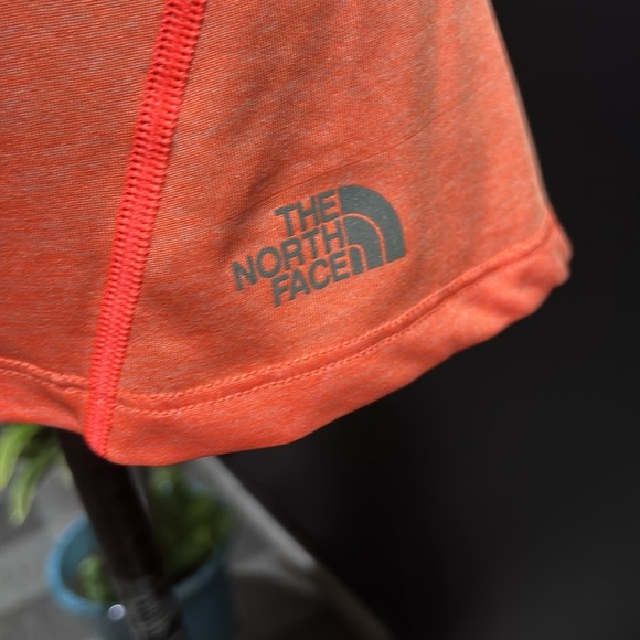 The North Face Athletic scoop neck, soft stretch,logo graphic T, summer,everyday - Picture 2 of 9